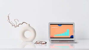 A title images showing a macbook with a graph
